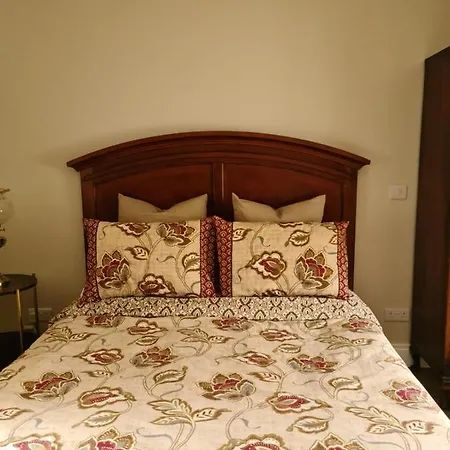 Vakantiehuis Stunning Riverside In Location *