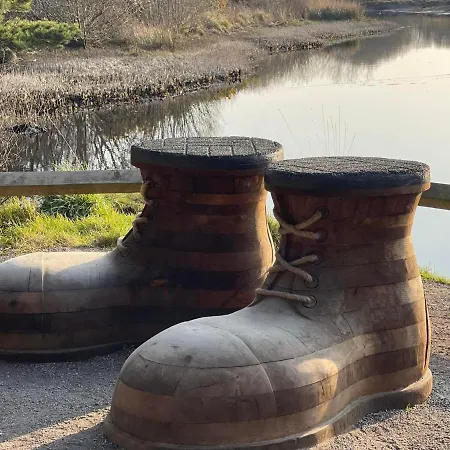 Stunning Riverside In Location 度假居 *