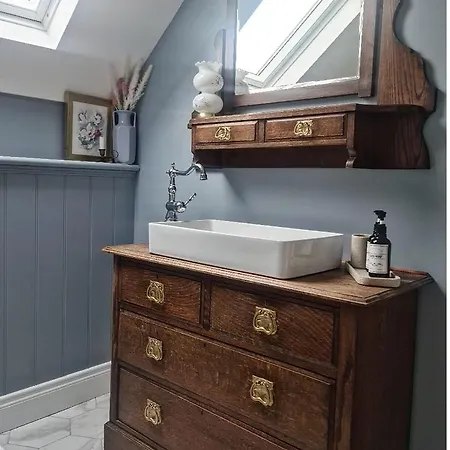 Stunning Riverside In Location