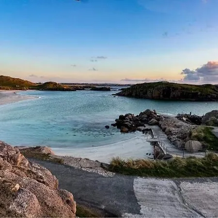 Stunning Riverside In Location 度假居 *